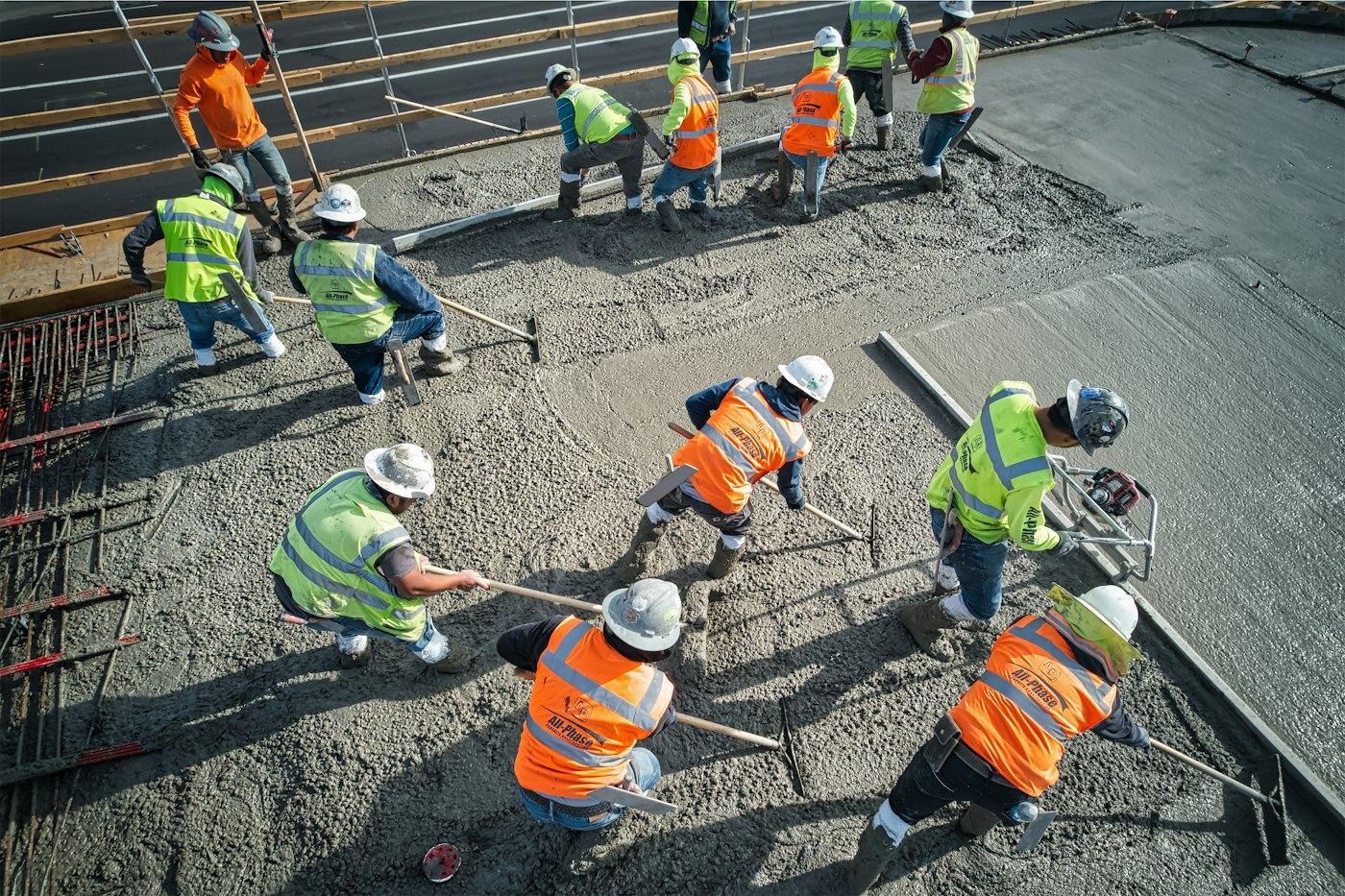 Professionnels de la construction au travail sur un chantier