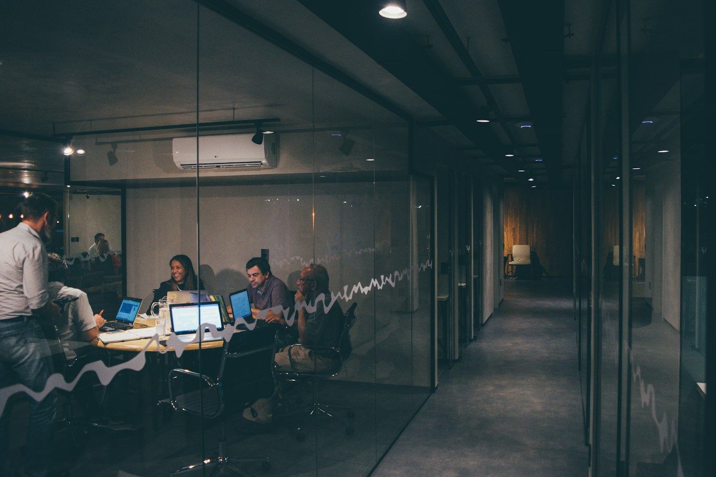 Une équipe échange autour d’un projet dans ses bureaux